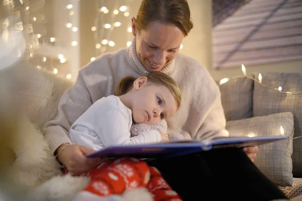 Mysiga Mor Och Dotter Läser Berättelse Hemma — Stockfoto