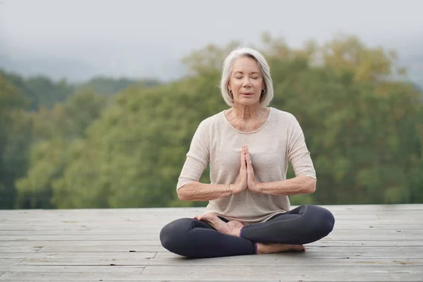 Serene Senior Kvinna Mediterar Utomhus — Stockfoto