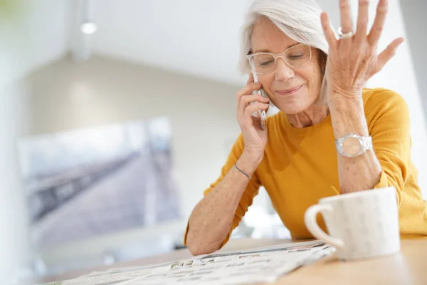 Moderní Senior Ženy Mobil Doma — Stock fotografie