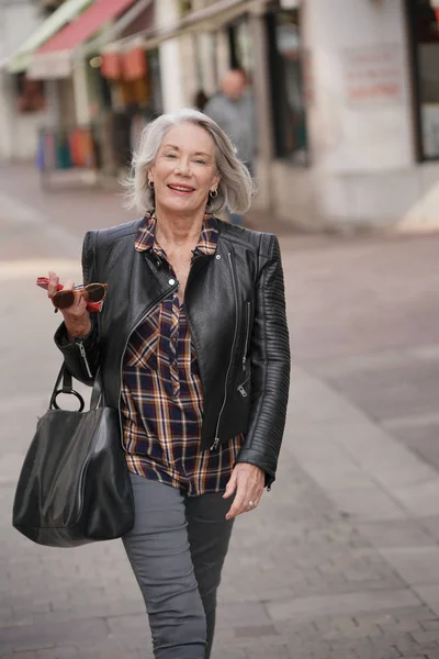 Mulher Sênior Moderna Cidade Vestindo Jaqueta Couro — Fotografia de Stock