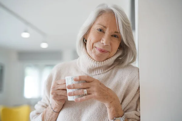 Senior Vrouw Thuis Met Warme Dranken — Stockfoto