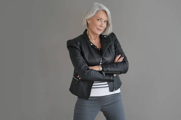 Mujer Senior Moderna Chaqueta Cuero Sobre Fondo Gris Aislado — Foto de Stock