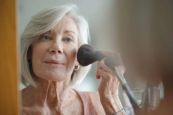 Hermosa Anciana Aplicando Maquillaje —  Fotos de Stock