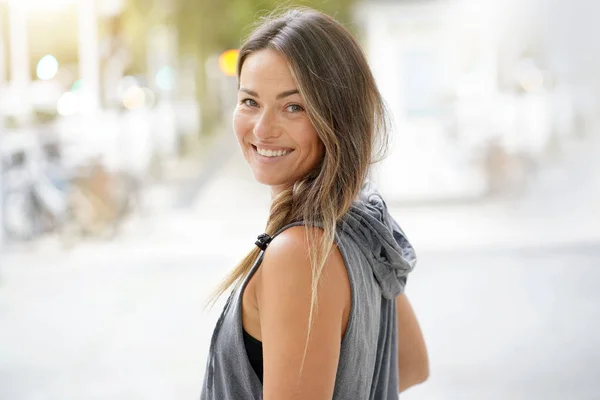 Kobieta Urbanwear Obracając Się Wokół Uśmiechając Się Kamery — Zdjęcie stockowe