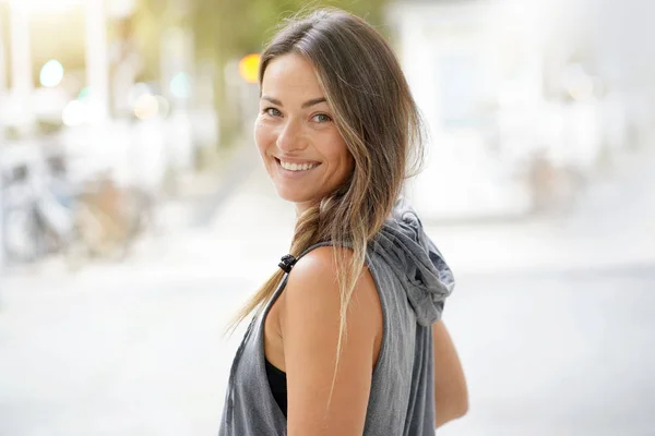 Mujer Ropa Urbana Girando Sonriendo Cámara —  Fotos de Stock