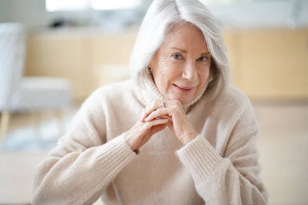 Felice Donna Anziana Seduta Casa — Foto Stock