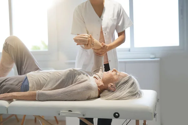 Senior Woman Her Physiotherapist — Stock Photo, Image