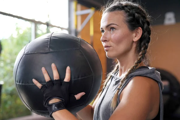 Woman Gym Holding Medicine Ball — Stock Photo, Image