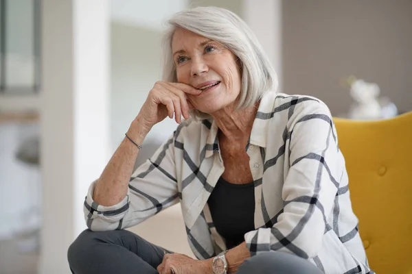 Stilvolle Seniorin Sitzt Lässig Drinnen Und Lächelt — Stockfoto