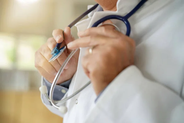 Nahaufnahme Eines Stethoskops Der Hand Eines Arztes — Stockfoto