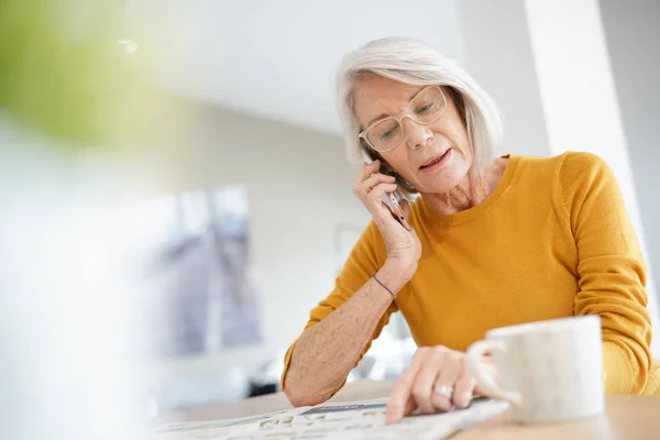 Moderne Senior Kvinne Mobiltelefon Hjemme – stockfoto