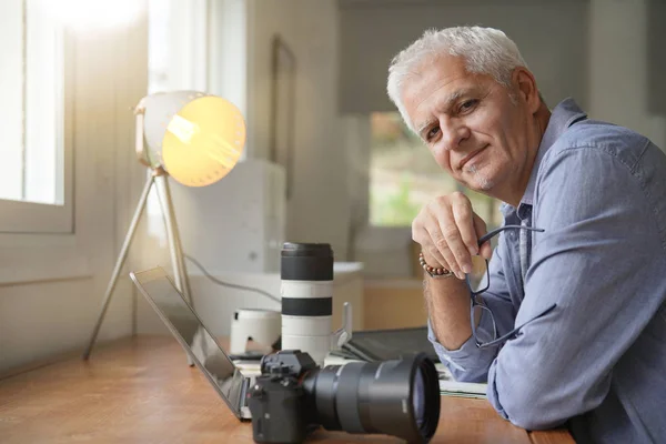 Ofiste Çalışan Olgun Fotoğrafçı — Stok fotoğraf