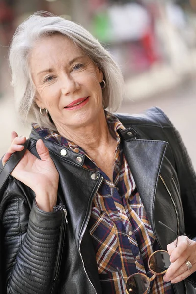 Femme Âgée Moderne Ville Portant Une Veste Cuir — Photo