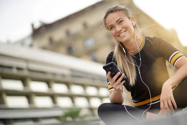 Eine Fröhliche Junge Frau Die Aktivkleidung Musik Hört — Stockfoto