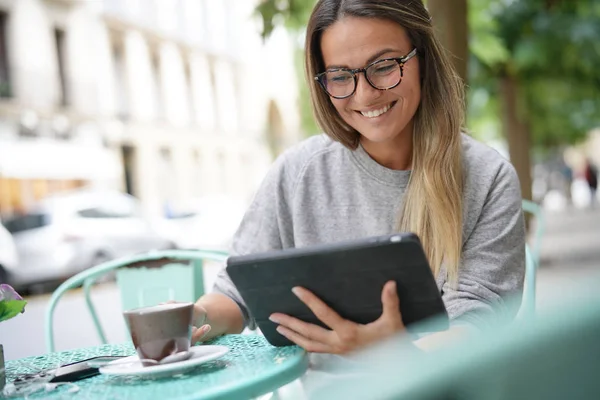 Kobieta Zewnątrz Kawiarni Uśmiechając Się Jej Tabletki — Zdjęcie stockowe