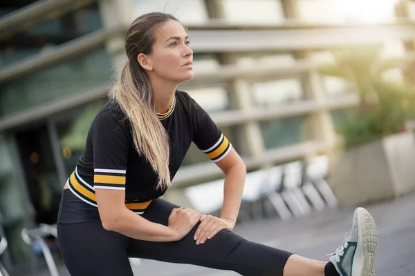 Woman Stretching Outdoors Her Run — Stock Photo, Image