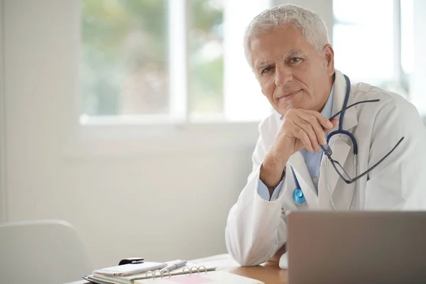 Porträtt Leende Mogen Läkare Jobbet — Stockfoto