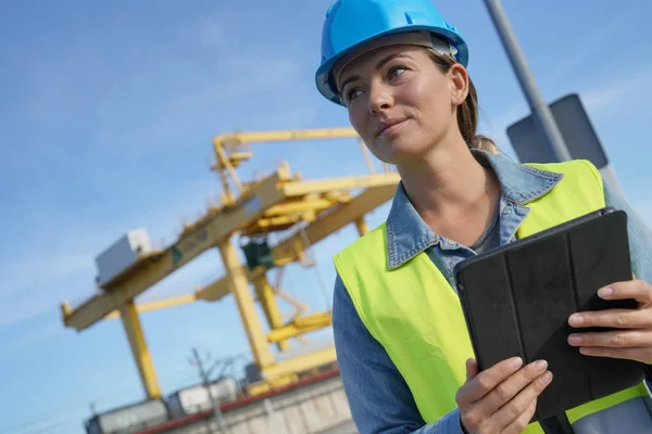 Femme Sur Chantier Construction Regardant Dehors — Photo