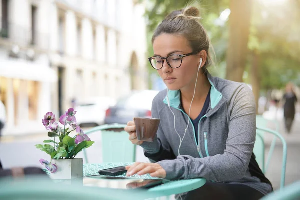 Woman Sitting Outisde Coffee Shop Headphones Devices — Stock Photo, Image