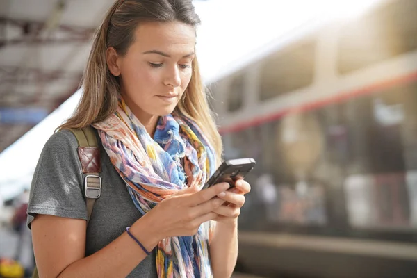 Молода Жінка Перевіряє Розклад Поїздів Мобільному Телефоні — стокове фото