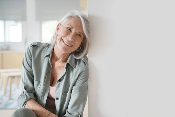 Mooie Ontspannen Bejaarde Vrouw Thuis Zitten — Stockfoto