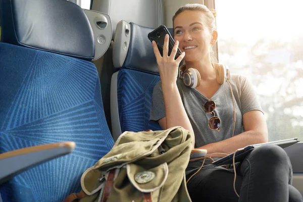 Casual Jovem Mulher Falando Telefone Trem — Fotografia de Stock