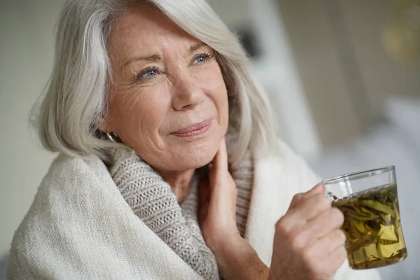 Seniorin Hause Fühlt Sich Unwohl — Stockfoto