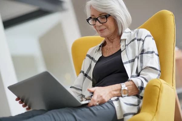 Avslappnad Modern Senior Kvinna Hemma Dator — Stockfoto