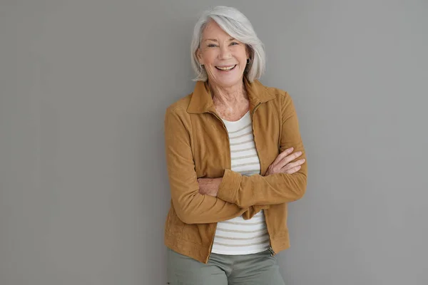 Mulher Sênior Moderna Sorrindo Fundo Cinza Isolado — Fotografia de Stock