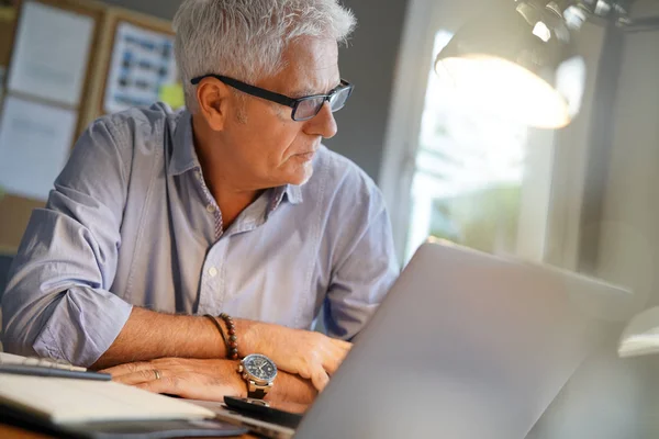 Volwassen Man Die Werkt Office — Stockfoto