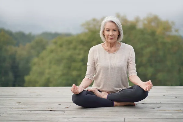 Gelassene Seniorin Meditiert Freien — Stockfoto