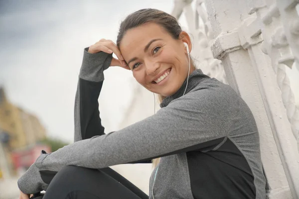 Relajado Morena Mujer Ropa Deportiva Buscando Feliz —  Fotos de Stock