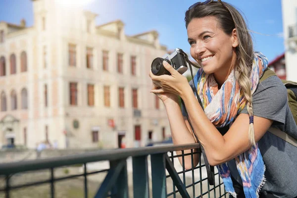 Jovem Turista Tirar Fotos — Fotografia de Stock