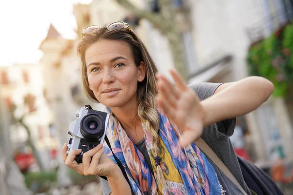 Attraktive Junge Frau Beim Fotografieren Mit Einem Slr — Stockfoto