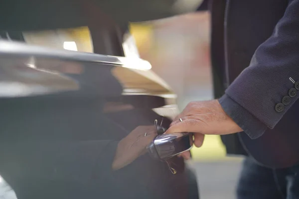 Close Van Deursysteem Ontgrendelen Met Smartphone — Stockfoto