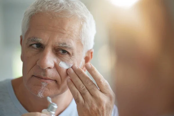 Volwassen Man Voor Spiegel Met Behulp Van Cosmetica — Stockfoto