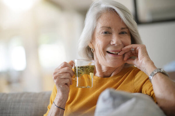 Beautiful Senior Woman Home Cup Loose Leaf Tea — Stock Photo, Image
