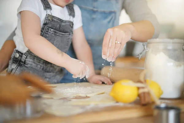 Zbliżenie Matki Córki Ręce Posypania Mąki Podczas Pieczenia — Zdjęcie stockowe