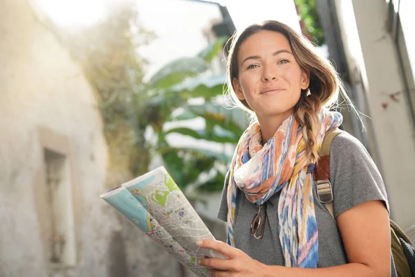若い女性旅行と地図を見て — ストック写真