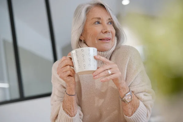 Seniorin Hause Mit Heißgetränk — Stockfoto