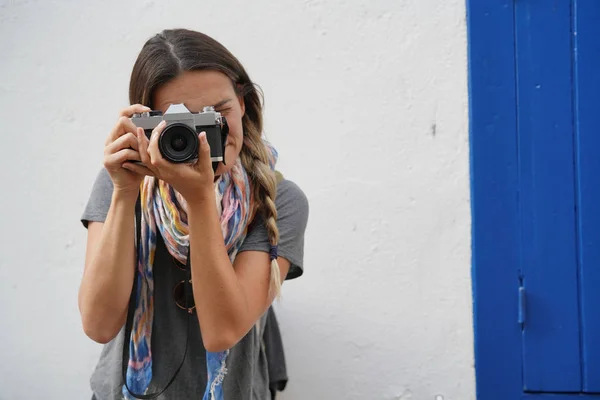 Young Woman Taking Photos Reflex Camera — Stock Photo, Image