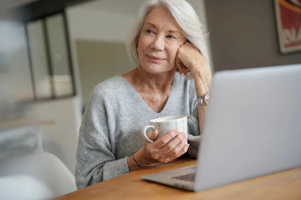 Mulher Idosa Casa Com Computador — Fotografia de Stock