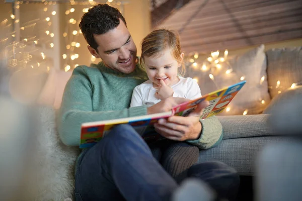 Padre Hija Leyendo Cuento Casa —  Fotos de Stock