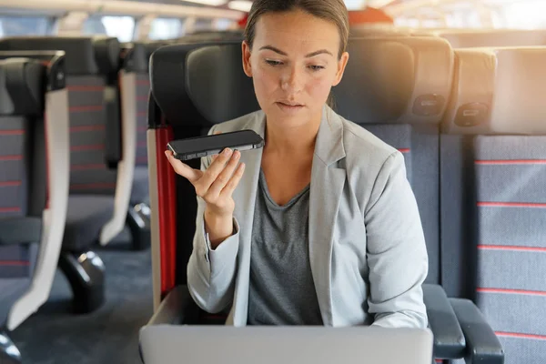 Geschäftsfrau Der Ersten Klasse Zug Mit Dem Handy — Stockfoto