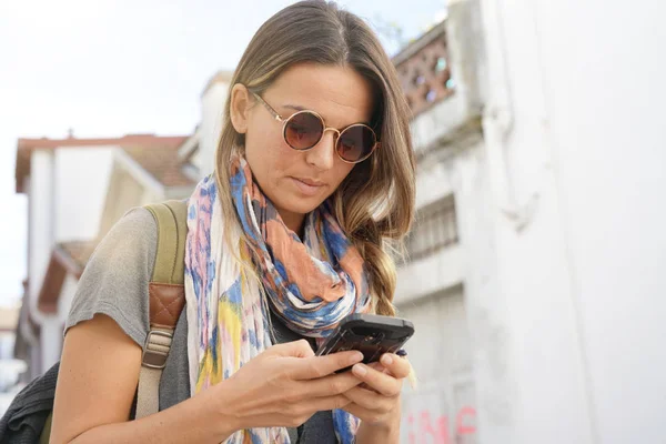 Young Woman Travelling Her Phone — Stock Photo, Image