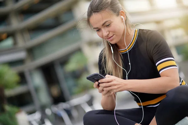 Eine Selbstmordattentäterin Sitzt Draußen Und Schaut Auf Ihr Handy — Stockfoto