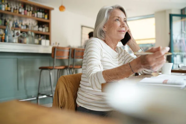 Wanita Senior Berbicara Ponsel Restoran — Stok Foto