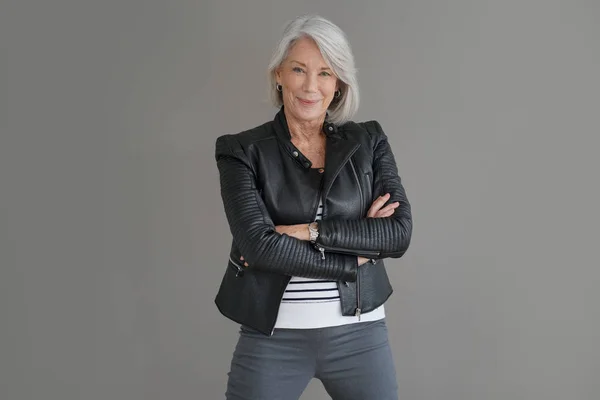 Mujer Senior Moderna Chaqueta Cuero Sobre Fondo Gris Aislado — Foto de Stock