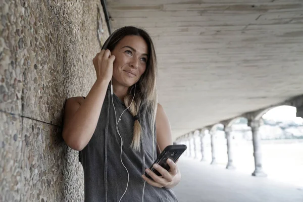 Mujer Joven Ropa Urbana Escuchando Música —  Fotos de Stock