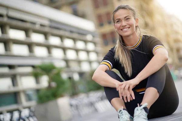 Bir Genç Kadın Giyiyor Spor Giyim Rahatlatıcı Şehirde Gülümseyen — Stok fotoğraf